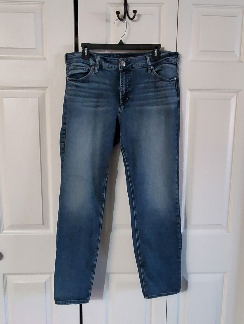SILVER JEANS CO ELYSE STRAIGHT 14/ 31L. STRETCH DEMIN JEANS. Mid Rise